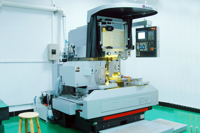 Precision machining center